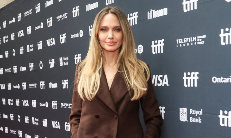 Angelina Jolie lansuje koloryzację „blended blonde” z naturalnymi odrostami