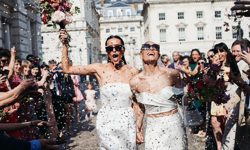 Panny młode z Londynu zamiast tradycyjnego wesela urządziły domówkę w stylu „girl power”