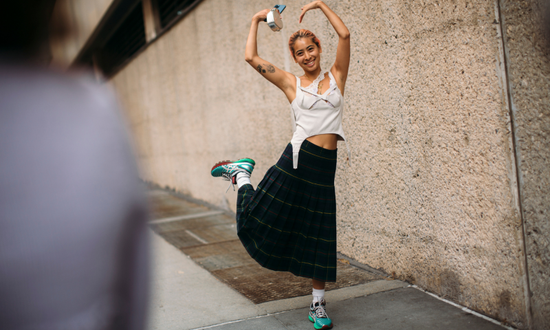 Dzięki zielonym sneakersom stylizacje na lato nie będą nudne