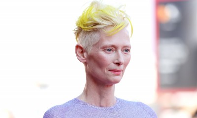 Neonowa fryzura Tildy Swinton