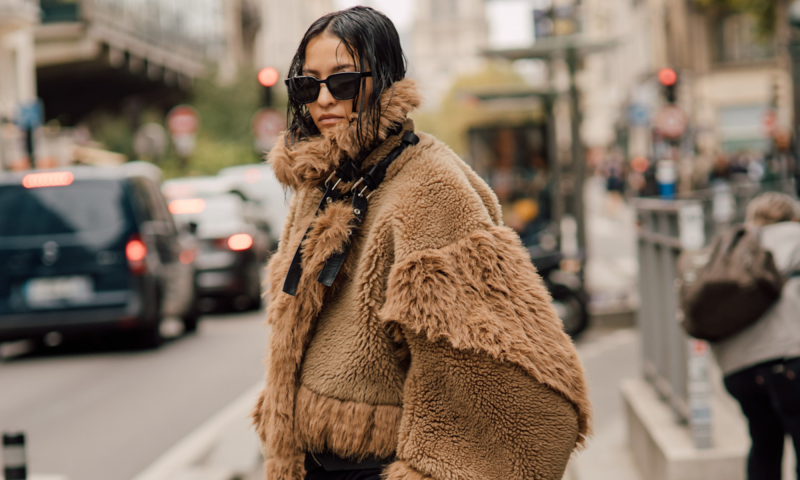 Kurtka typu teddy coat stanie się naszym ulubionym okryciem jesienią. Jak ją stylizować?