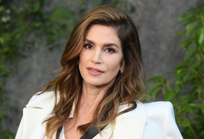 Sekret świetnego stylu Cindy Crawford? Latem to sukienka w kwiaty