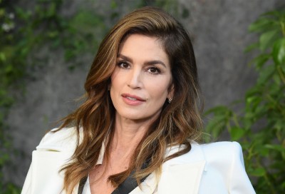 Sekret świetnego stylu Cindy Crawford? Latem to sukienka w kwiaty