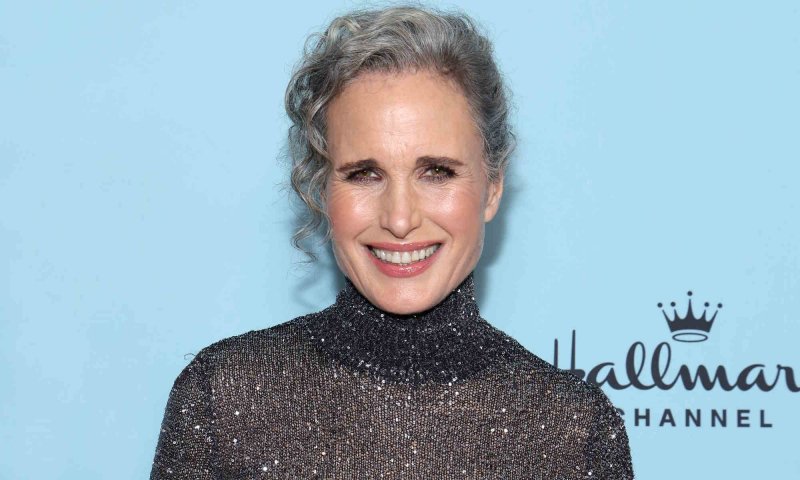 Andie MacDowell w srebrnej sukience i srebrnych włosach obala stereotypy na temat wieku