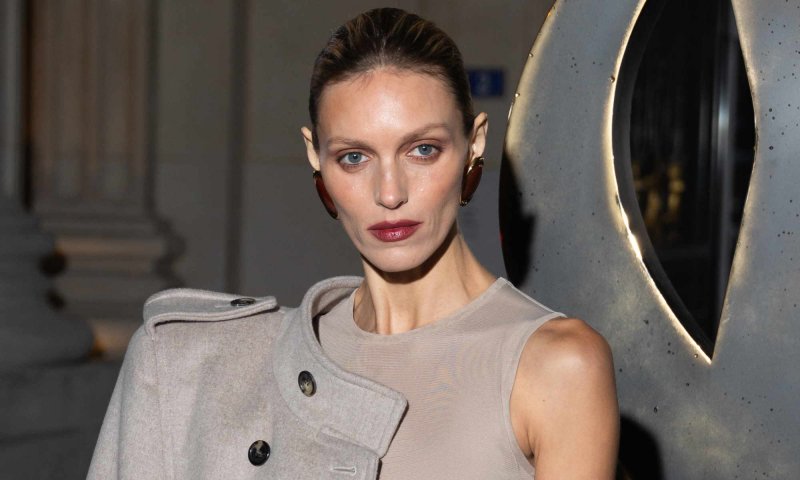 Anja Rubik łączy naked dress z czarnymi czółenkami typu slingback