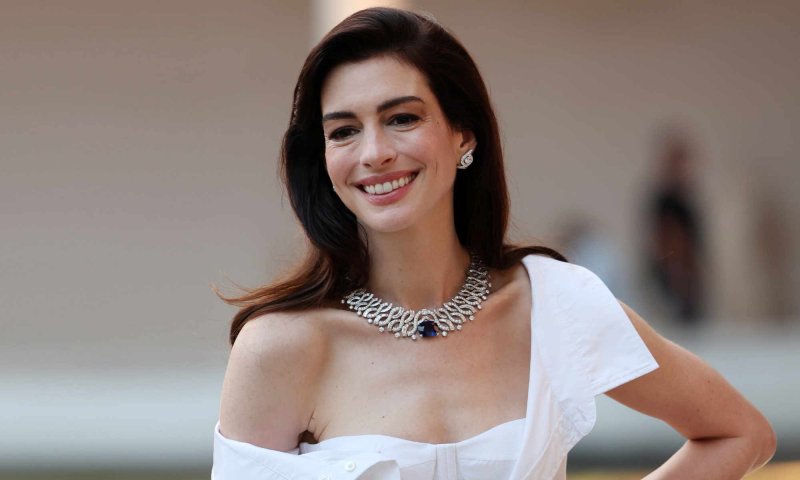  Anne Hathaway zaskakuje w koszulowej sukience w wieczorowym wydaniu