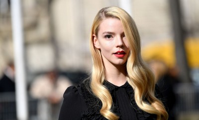 Anya Taylor-Joy zamienia balerinki w kształcie kopytek na równie oryginalne mokasyny