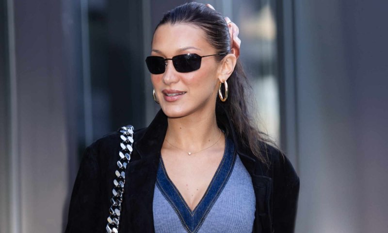 Bella Hadid przedstawia stylizację sezonu: jeansowe dzwony w kolorze indygo i kowbojki