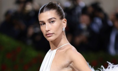 Hailey Bieber żegna się z latem w sukience Magdy Butrym w najmodniejszym kolorze jesieni