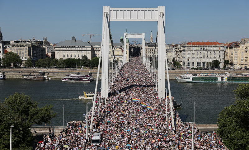 Parada równości w Budapeszcie: 100 tysięcy osób wyszło na ulice mimo zakazu