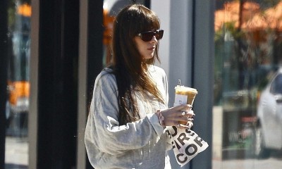 Dakota Johnson do białych jeansów nosi adidasy Samba na lato 2024