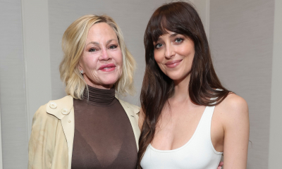 Dakota Johnson w białej sukni pozuje u boku mamy Melanie Griffith. Nie na ślubie