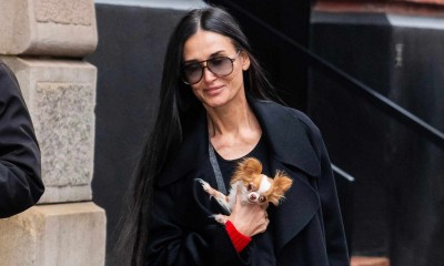 Demi Moore w jeansach z obciętą nogawką i modnych botkach to ikona nowojorskiego szyku