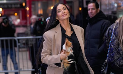 Demi Moore daje lekcję, jak z klasą nosić białe kozaki wiosną 2024