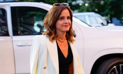 Emma Watson w białym garniturze na meczu tenisowym 