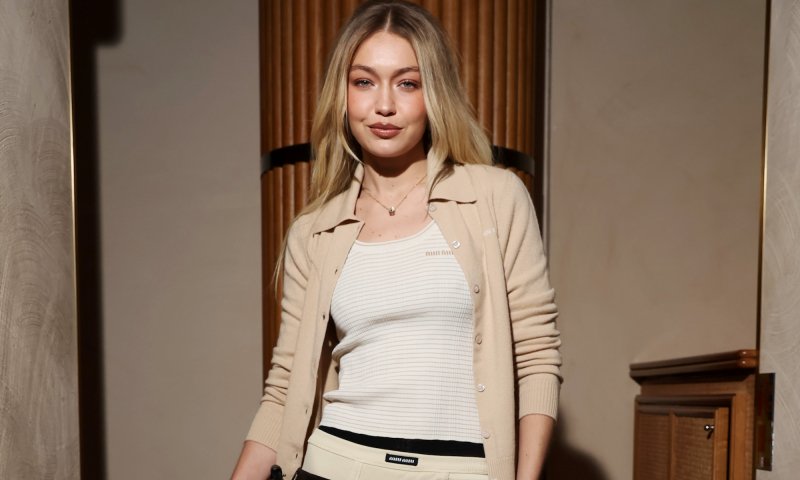 Gigi Hadid jeansowe spodenki nosi do ulubionych Samb w odważnym kolorze