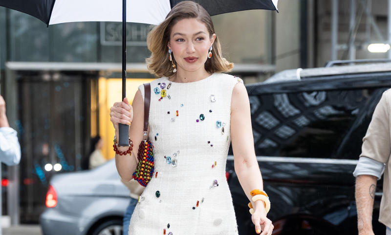 Tego lata Gigi Hadid japonki i bransoletki na kostkę nosi nie tylko na plażę