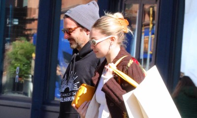 Gigi Hadid i Bradley Cooper noszą szerokie spodnie do sneakersów