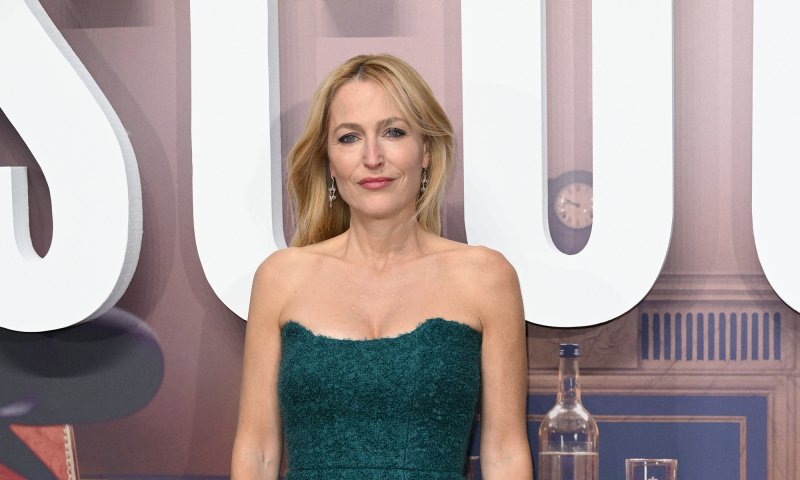 Gillian Anderson zachwyca w szmaragdowej sukni projektu Emilii Wickstead