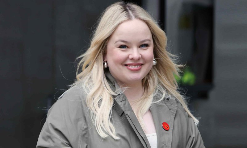 Nicola Coughlan typuje japonki na obcasie na najmodniejsze buty lata 2024 roku