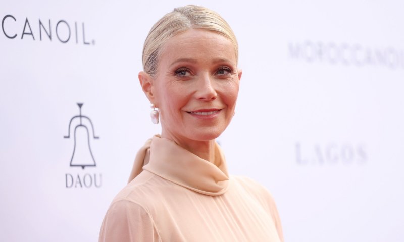 Gwyneth Paltrow bez makijażu i z siwymi odrostami lansuje styl lazy summer girl