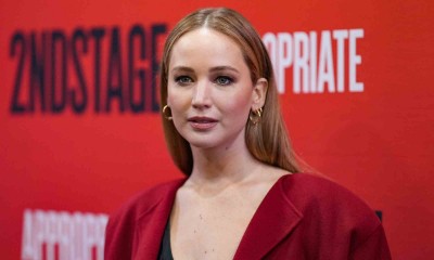 Jennifer Lawrence w płaszczu w królewskim odcieniu czerwieni