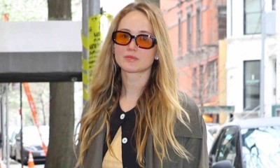 Jennifer Lawrence przełamuje casualowy look żółtymi dodatkami: vansami i torebką