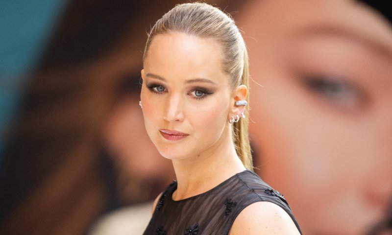 Posągowa Jennifer Lawrence w minimalistycznej maksi daje lekcję klasycznej elegancji