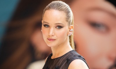 Posągowa Jennifer Lawrence w minimalistycznej maksi daje lekcję klasycznej elegancji