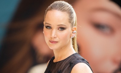 Posągowa Jennifer Lawrence w minimalistycznej maksi daje lekcję klasycznej elegancji