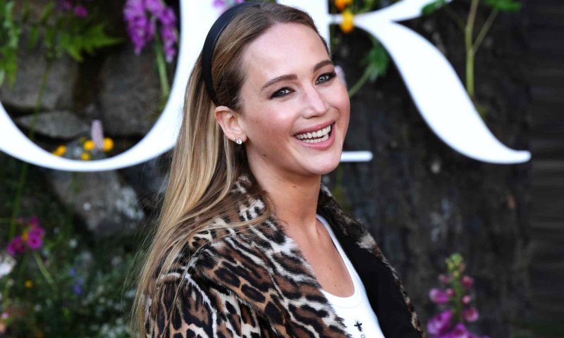 Jennifer Lawrence stawia na niepowtarzalne okrycie wierzchnie i typuje zwierzęcy print modny jesienią