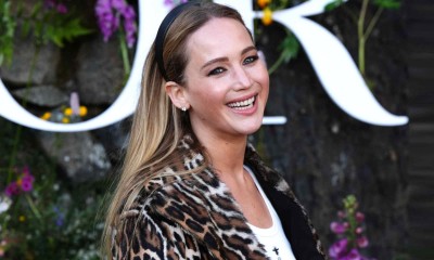 Jennifer Lawrence stawia na niepowtarzalne okrycie wierzchnie i typuje zwierzęcy print modny jesienią
