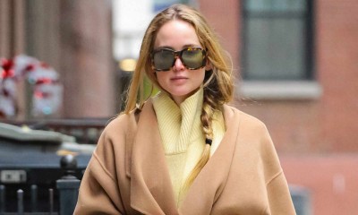 Jennifer Lawrence nawet zimą nie rozstaje się z adidasami Gazelle i łączy je z camelowym płaszczem