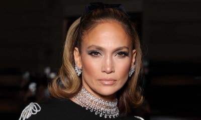 Jennifer Lopez znalazła najmodniejsze spodnie z wysokim stanem. Kluczowy jest biały kolor
