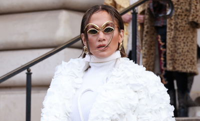 Jennifer Lopez do ogrodniczek i butów Ugg nosi torebkę Hermès