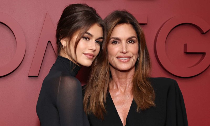 Cindy Crawford z córką Kaią Gerber stylizują czarne kreacje na dwa sposoby
