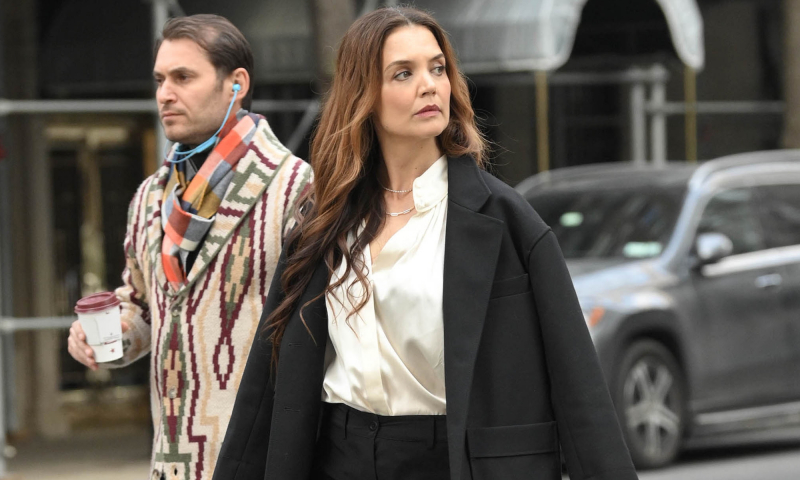 Katie Holmes nosi spodnie z falbanką, świetnie ogrywając trudną długość 7/8