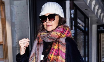 Katie Holmes nawet zimą nie rozstaje się z kultowymi adidasami Samba