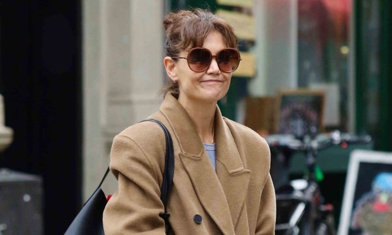 Katie Holmes nie rozstaje się z czarnymi sneakersami, nawet gdy nosi kamelowy płaszcz