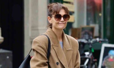 Katie Holmes nie rozstaje się z czarnymi sneakersami, nawet gdy nosi kamelowy płaszcz