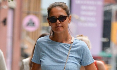 Katie Holmes w butach na korku wprowadza stylowy luz do miejskiego szyku