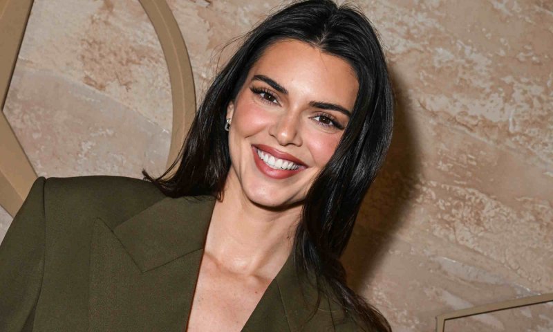 Kendall Jenner przekonuje, że adidasy Samba to najmodniejsze sneakersy także tego lata