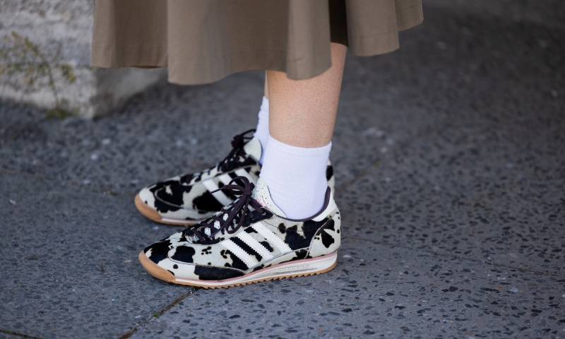 Sneakersy adidas w krowie łaty ożywią każdą jesienną stylizację