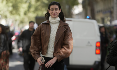 Czarne legginsy i kozaki to trik paryżanek na szykowny look na jesień i zimę