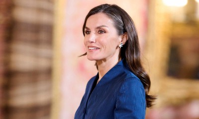 Królowa Letycja stylowo łączy krój płaszcza z długością balowej sukni i kolorem indygo