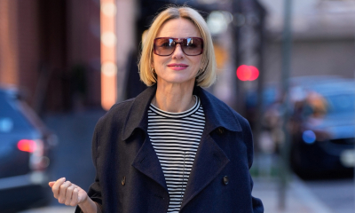 Bluzka w paski i mokasyny slingback to sposób Naomi Watts na dojrzały paryski styl