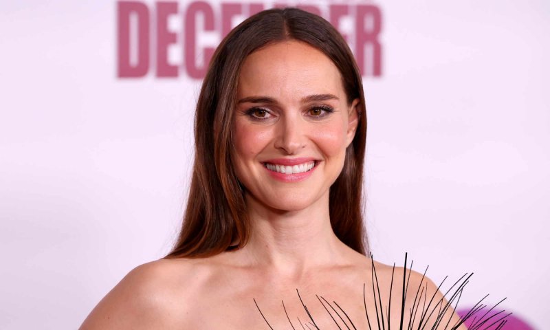 Natalie Portman znalazła najelegantszą puchówkę na zimę 2024 i nosi ją z prostymi jeansami