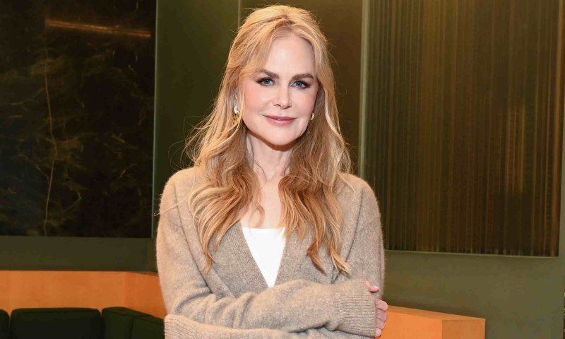 Nicole Kidman na wieczór wybrała dzianinowy komplet z kardiganem i spódnicą