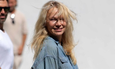 Naturalna Pamela Anderson do jeansów nosi klapki na szpilce