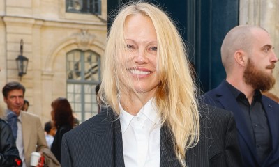 Pamela Anderson w niemal niewidocznym makijażu na pokazie The Row